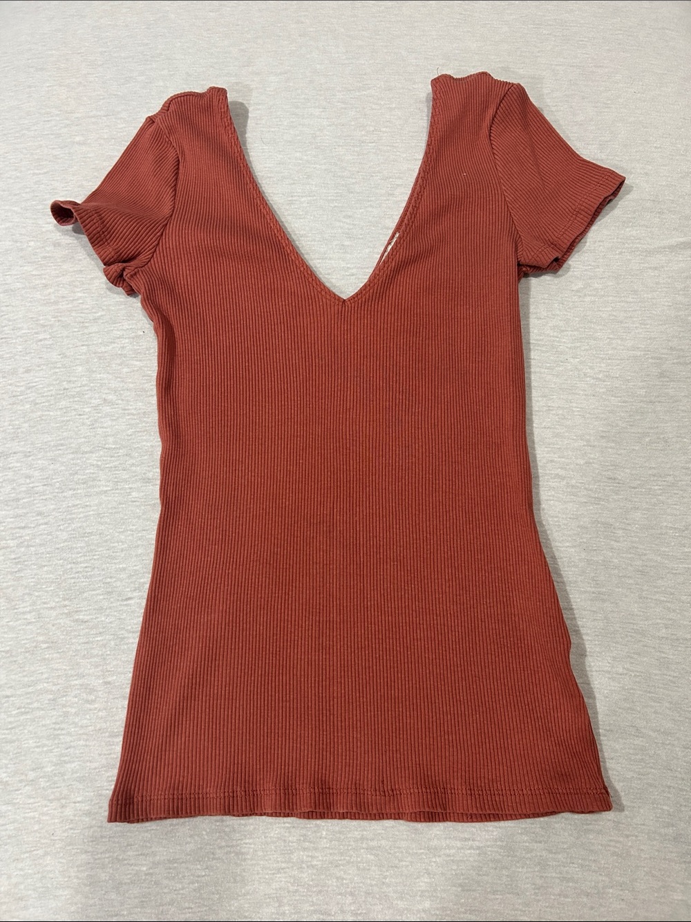 Express One Eleven Ribbed V-Neck Short Sleeve Top in Rust Sz S